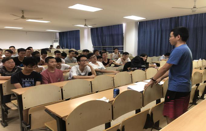 (电信系部为学生讲解考研就业相关知识)